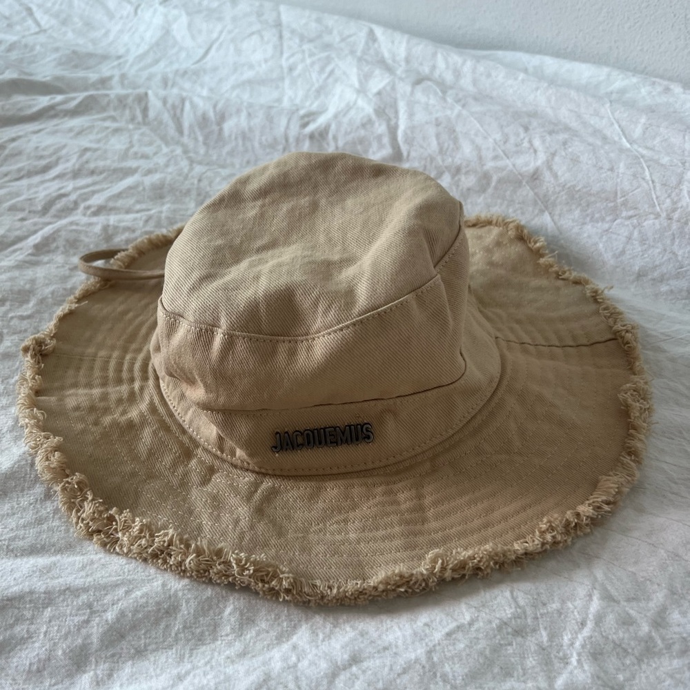Jacquemus beige bucket hat